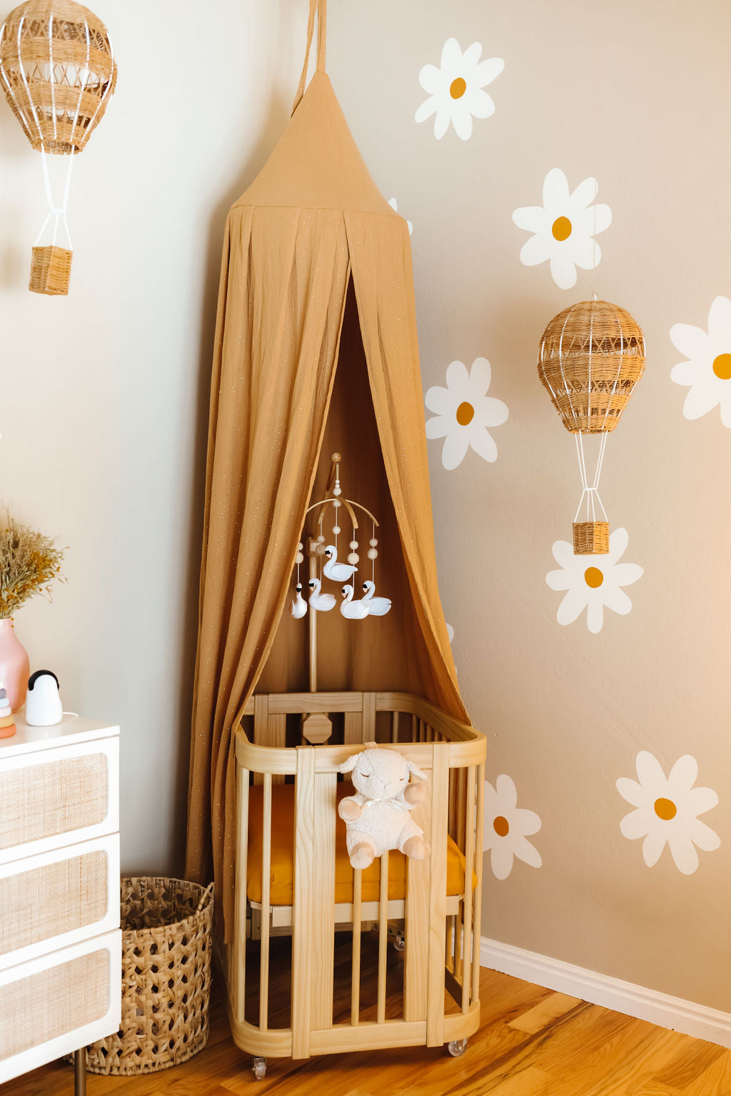 A Delicate, Dainty, Daisy-Filled Nursery – Nestig